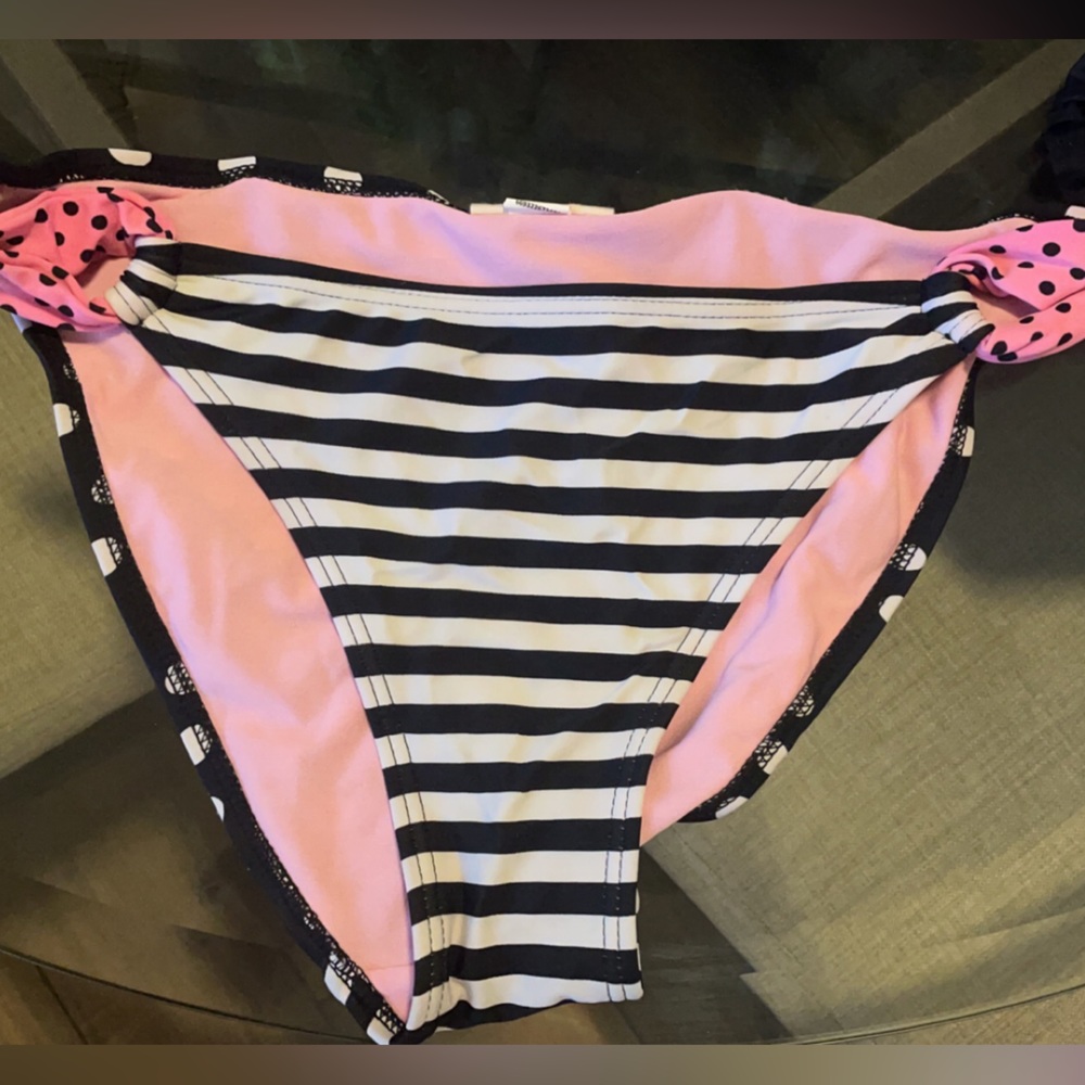Black and white front striped
Black and white polka dot back
Size XL
